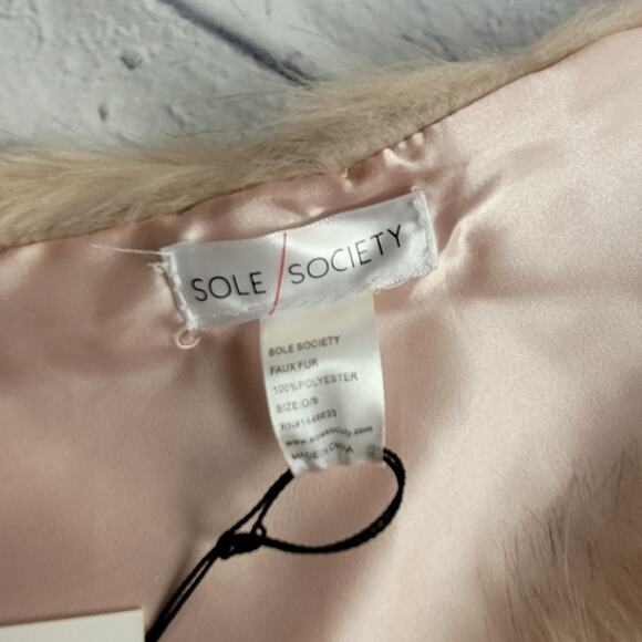 Mob Wife NWT Faux Fur Collar from Sole Society in Blush - Picture 4 of 11